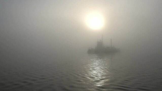 Autof&auml;hre bei Nebel im Nord-Ostsee-Kanal 