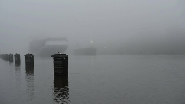Containerschiff wird bei Nebel im Nord-Ostsee-Kanal &uuml;berholt 