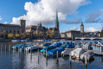 Blick über die Limmat auf die Altstadt von Zürich mit Fraumünster