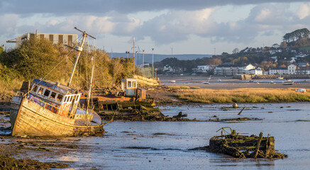 Schepen, scheepswrakken op de riviermonding van Torridge bij Appledore, Devon in ochtendlicht.