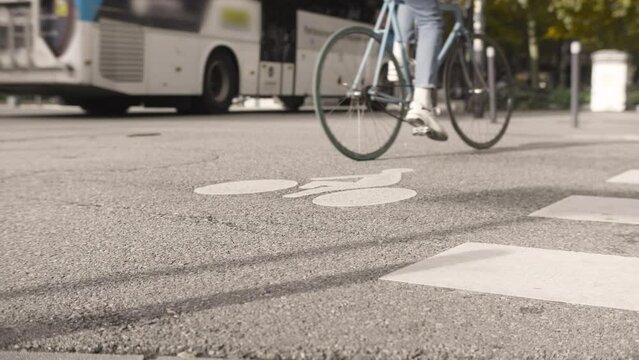 v&eacute;lo, piste cyclable, bicyclette, Grenoble, roule, route, voie, rue, voyage, trafic, transport, fl&egrave;che, signes, paysage, ciel, voiture, urbain, personne, texture, vitesse, vtt, ville, paris, France, 