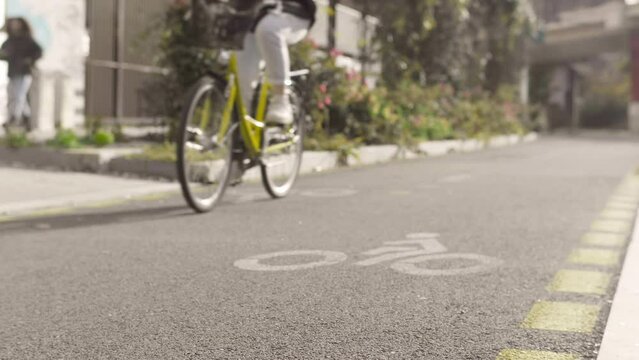v&eacute;lo, piste cyclable, bicyclette, Grenoble, roule, route, voie, rue, voyage, trafic, transport, fl&egrave;che, signes, paysage, ciel, voiture, urbain, personne, texture, vitesse, vtt, ville, paris, France, 
