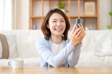 スマートフォン・スマホ・女性・笑顔