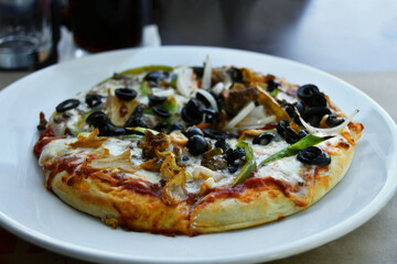 Pizza Artesanal de vegetales, queso y carne.