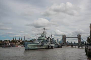 Kriegsschiff an der London Bridge auf der Themse 