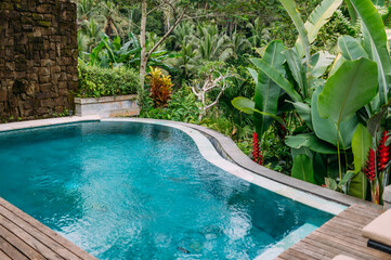 Wunderschöner Pool im Dschungel in der Nähe von Ubud in Bali Indonesien
