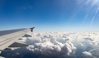 Tragfläche Flugzeug über den Wolken
