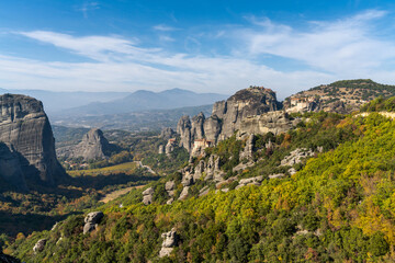 Fototapeta na wymiar landscape of the Meteora rock formations with the famous monasteries on the hilltops