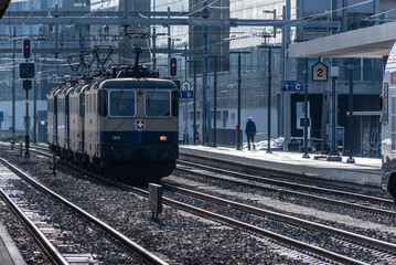 Eisenbahn Triebwagen am Bahnhof in Dietikon, Schweiz