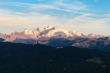 Fototapeta na wymiar Vue sur le sommet du Mont Blanc depuis la France - les Gets