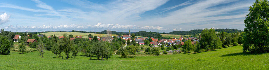 Fototapeta na wymiar Malerisches Dorf Panorama in hügeliger Landschaft im Sommer - Erlaheim, Ortsteil von Geislingen in Baden-Württemberg, Deutschland