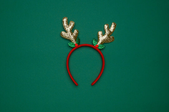 Layout of the New Year's headdress: deer antlers on a green background.Top View