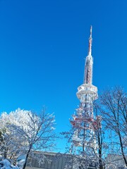 Antena stalowa  pokryte białym śniegiem i szronem w czasie mroźnej zimy. 