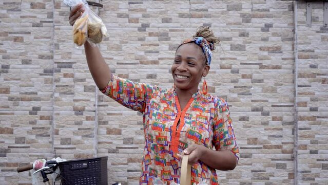 Video de una mujer afro caribe&ntilde;a vendiendo sus productos caribe&ntilde;os en la calle y conversando para convencer a los clientes