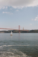 Ponte junto ao rio em Lisboa