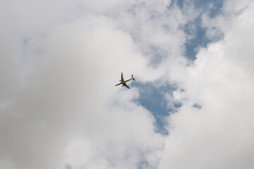 Avião no céu azul