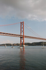 Fototapeta na wymiar Ponte junto ao rio em Lisboa