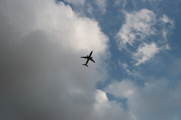 Avião no céu azul