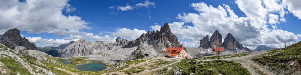 Fototapeta na wymiar Panorama Alpen in Südtirol - Drei Zinnen mit Hütte und Kapelle