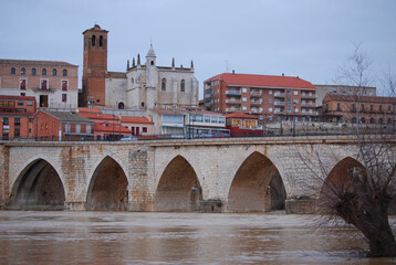 Rise of the Duero river as it passes through Tordesillas, Valladolid-Spain. - obrazy, fototapety, plakaty