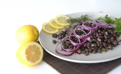 Insalata di fagioli e cipolle rosse con dressing di limone, olio e sale