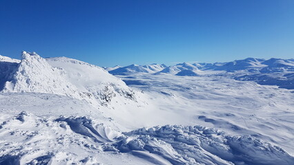 Fototapeta na wymiar View over snowy swedish mountains in Riksgränsen, Lappland.