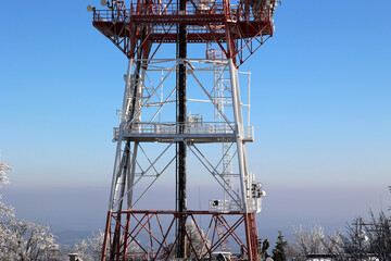 Antena stalowa pokryte białym śniegiem i szronem w czasie mroźnej zimy. Górski szczyt. 