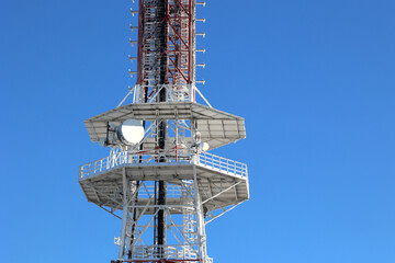 Antena stalowa pokryte białym śniegiem i szronem w czasie mroźnej zimy. Górski szczyt. 