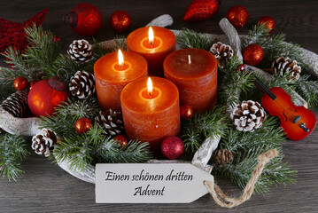 Adventskranz mit drei brennenden Kerzen und dem Text einen schönen dritten Advent.