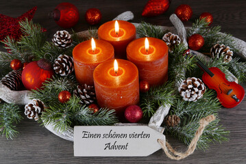 Adventskranz mit vier brennenden Kerzen und dem Text einen schönen vierten Advent.