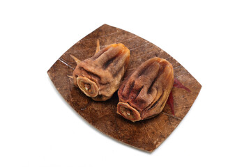 白背景の菓子皿にのせた干し柿