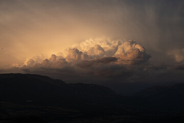 Nubes dramáticas al atardecer antes de la tormenta