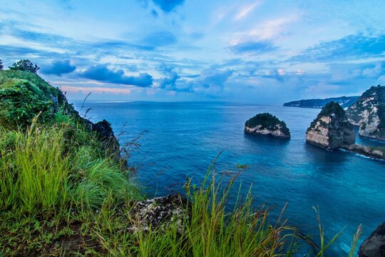 La plage d'Atuh, connue sous le nom de Diamond Beach, est immortalis&eacute;e d'en haut, dans le village de Pasih Lumbung Bukal Bali Indon&eacute;sie