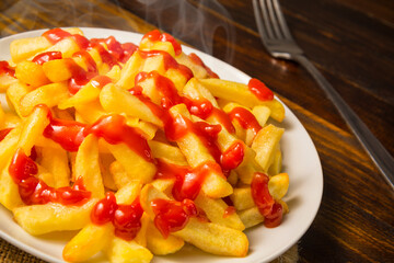 Patatas fritas con ketchup