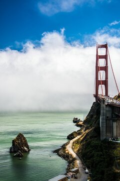 Fototapeta Vertical shot of the Golden Gate Bridge from Marin County