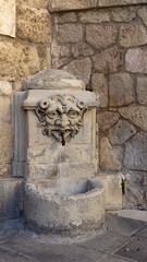 Fototapeta na wymiar detail of the water fountain in the plaza clavel de cuenca