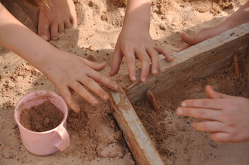 crianças brincando na areia em obra 