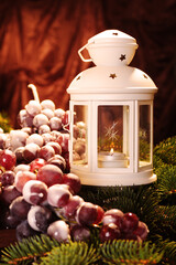 Biała latarenka w świątecznej aranżacji, choinki i winogron. - obrazy, fototapety, plakaty