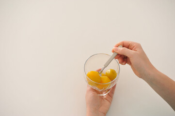 sobremesa delicia de fruta provando 