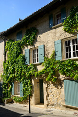 Fototapeta na wymiar Maisons provençales dans le centre de Villeneuve-lès-Avignon (30), Provence, France