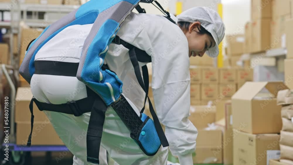 Aufkleber 食品倉庫でパワーアシストスーツを着て荷物を持ち上げる女性