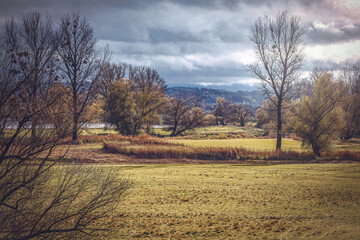 Obraz premium Autumnal landscape impressions alongside the river danube between the small towns Winzer and Osterhofen in lower bavaria, germany