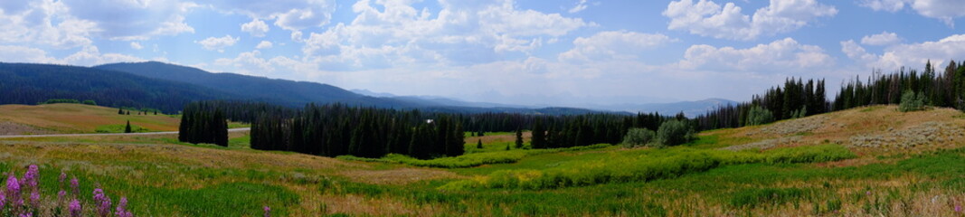 Fototapeta na wymiar panoramic of the mountains