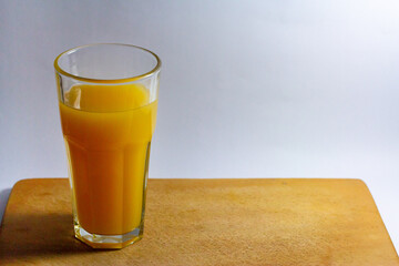 Jugo de color naranja fondo blanco