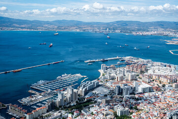 port of gibraltar next to the city - obrazy, fototapety, plakaty