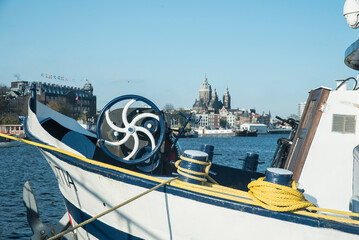widok na Amsterdam przez zacumowany statek © siwyk