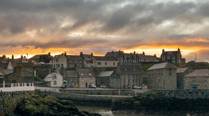 Obraz premium 21 November 2022. Portsoy,Aberdeenshire,Scotland. This is the view to the Old Portsoy Harbour as the sun was setting for the day in November.