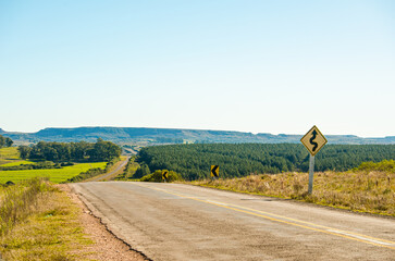 Ruta sinuosa en un día de sol
