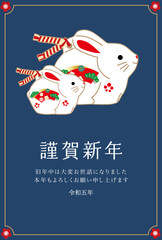 2023年卯年年賀状-和柄賀詞付き緑色背景兎の張り子イラスト素材	