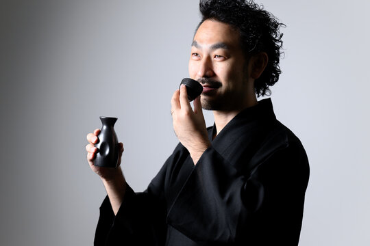 日本酒を飲む中年男性のイメージ